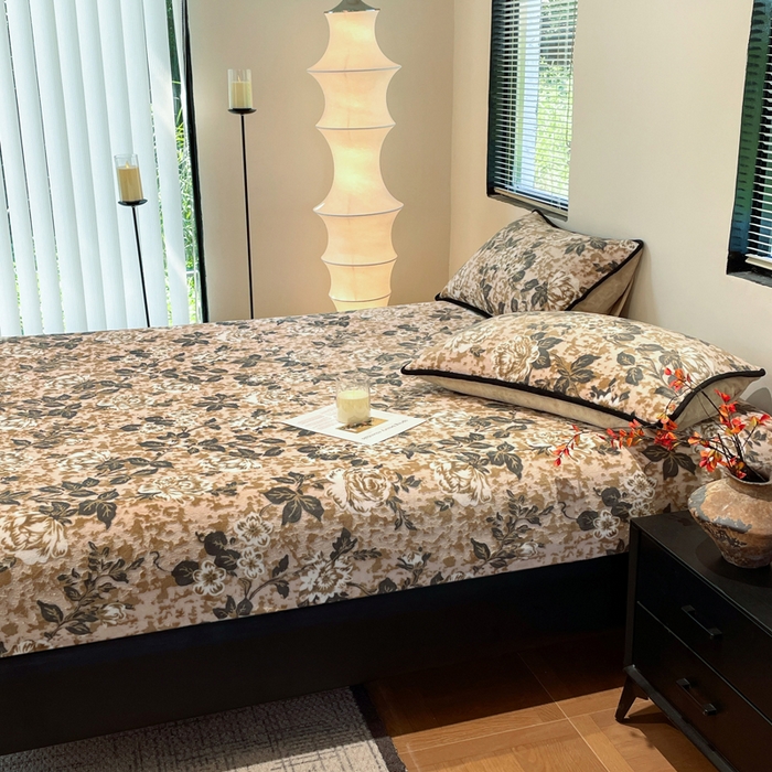 91家纺网 家纺一手货源 找家纺 库里梦家纺 2025网红直播热款美拉德加厚3D雕花牛奶绒床笠 富贵繁花-咖