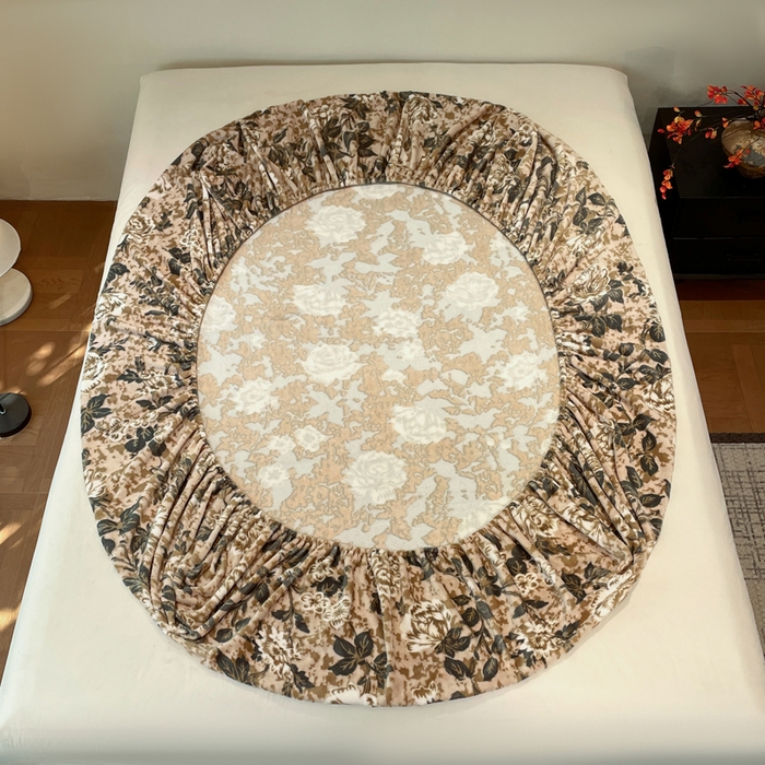 91家纺网 家纺一手货源 找家纺 库里梦家纺 2025网红直播热款美拉德加厚3D雕花牛奶绒床笠 富贵繁花-咖