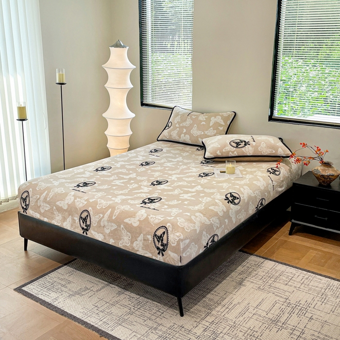 91家纺网 家纺一手货源 找家纺 库里梦家纺 2025网红直播热款美拉德加厚3D雕花牛奶绒床笠 画框蝴蝶