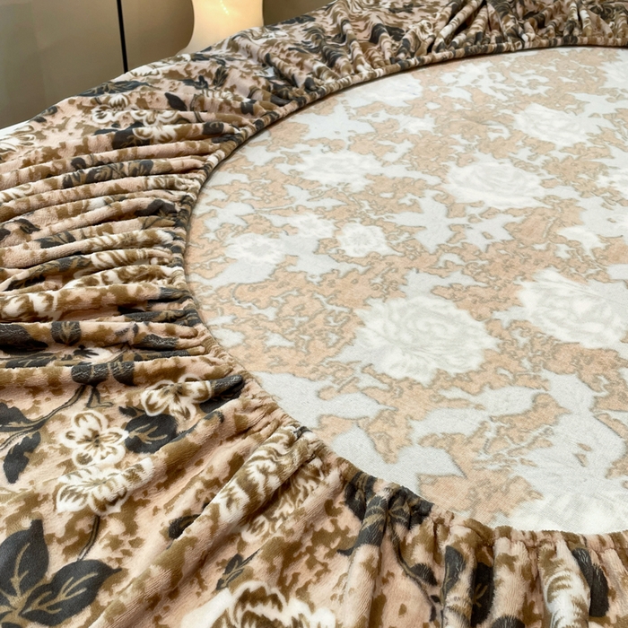 91家纺网 家纺一手货源 找家纺 库里梦家纺 2025网红直播热款美拉德加厚3D雕花牛奶绒床笠 富贵繁花-咖