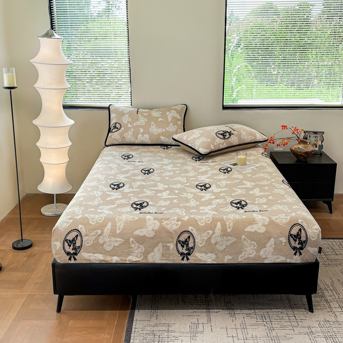 91家纺网 家纺一手货源 找家纺 库里梦家纺 2025网红直播热款美拉德加厚3D雕花牛奶绒床笠 画框蝴蝶