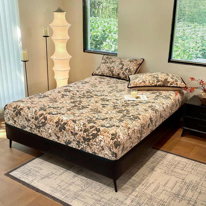 91家纺网 家纺一手货源 找家纺 库里梦家纺 2025网红直播热款美拉德加厚3D雕花牛奶绒床笠 富贵繁花-咖