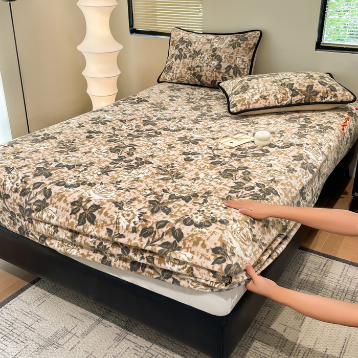 91家纺网 家纺一手货源 找家纺 库里梦家纺 2025网红直播热款美拉德加厚3D雕花牛奶绒床笠 富贵繁花-咖