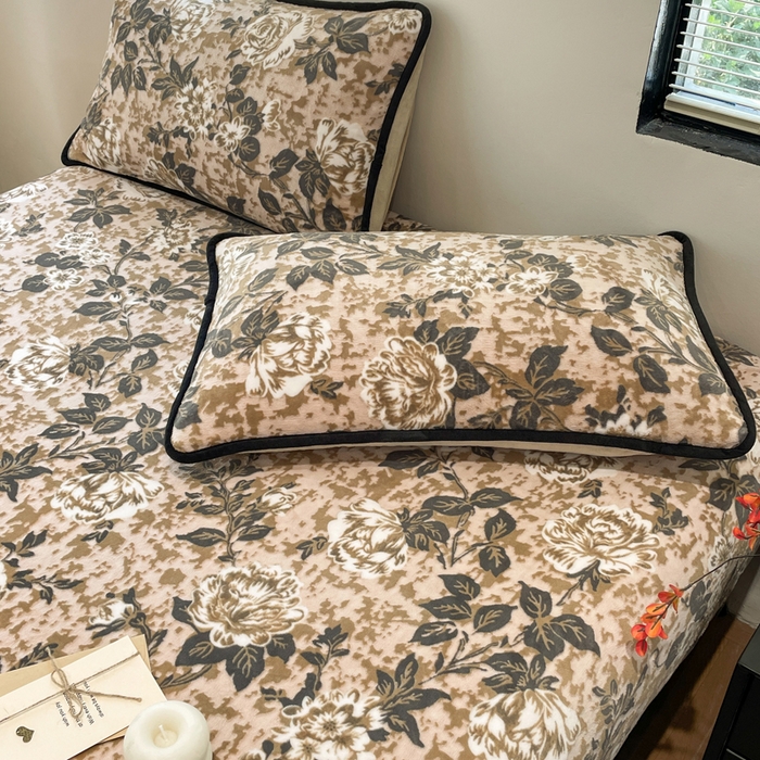 91家纺网 家纺一手货源 找家纺 库里梦家纺 2025网红直播热款美拉德加厚3D雕花牛奶绒床笠 富贵繁花-咖