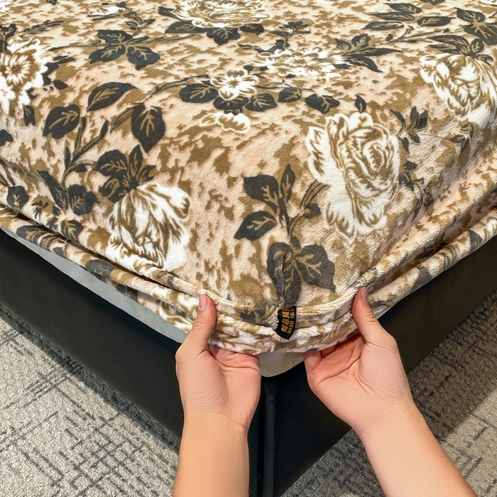 91家纺网 家纺一手货源 找家纺 库里梦家纺 2025网红直播热款美拉德加厚3D雕花牛奶绒床笠 富贵繁花-咖