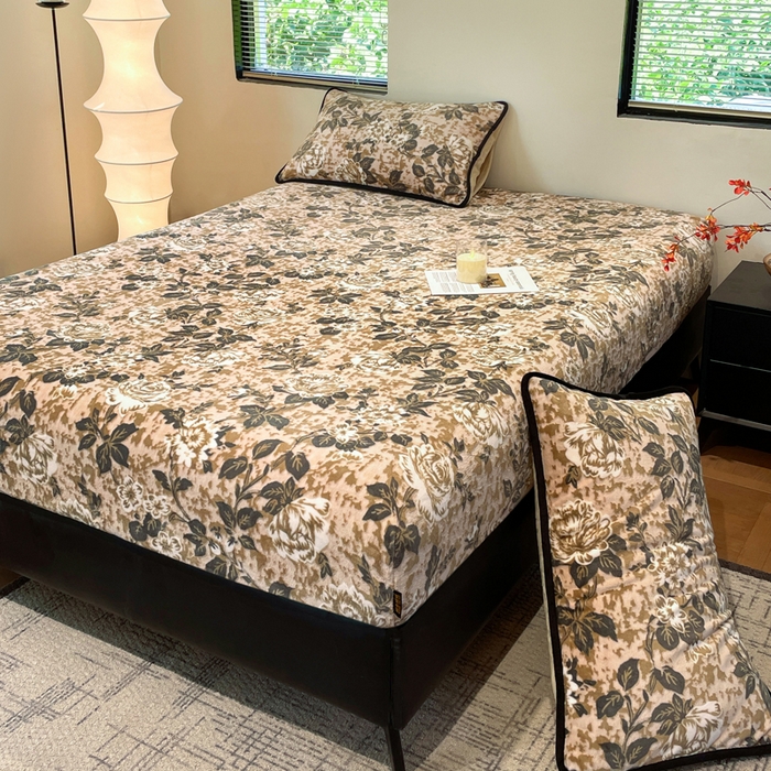 91家纺网 家纺一手货源 找家纺 库里梦家纺 2025网红直播热款美拉德加厚3D雕花牛奶绒床笠 富贵繁花-咖