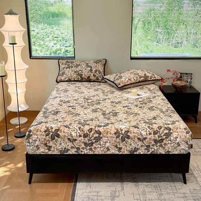 91家纺网 家纺一手货源 找家纺 库里梦家纺 2025网红直播热款美拉德加厚3D雕花牛奶绒床笠 富贵繁花-咖