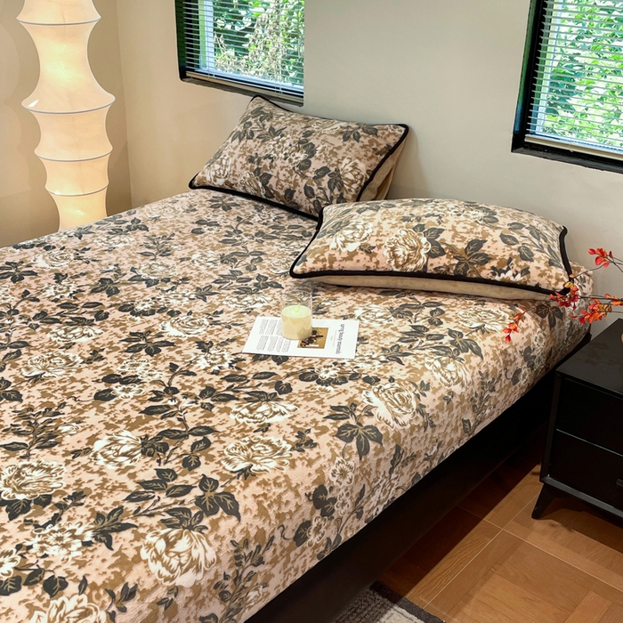 91家纺网 家纺一手货源 找家纺 库里梦家纺 2025网红直播热款美拉德加厚3D雕花牛奶绒床笠 富贵繁花-咖