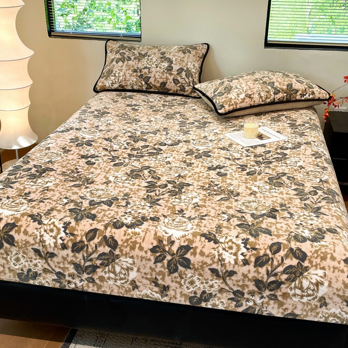 91家纺网 家纺一手货源 找家纺 库里梦家纺 2025网红直播热款美拉德加厚3D雕花牛奶绒床笠 富贵繁花-咖