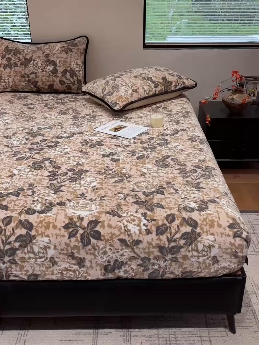 91家纺网 家纺一手货源 找家纺 库里梦家纺 2025网红直播热款美拉德加厚3D雕花牛奶绒床笠 富贵繁花-咖