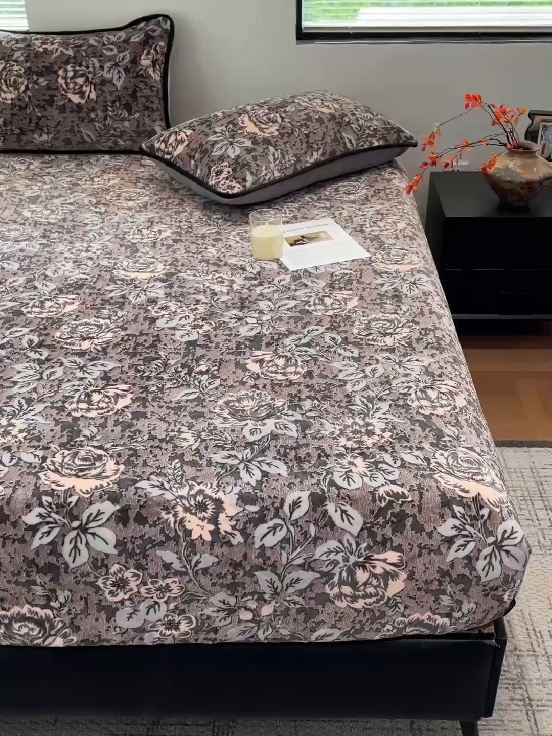 91家纺网 家纺一手货源 找家纺 库里梦家纺 2025网红直播热款美拉德加厚3D雕花牛奶绒床笠 富贵繁花-棕