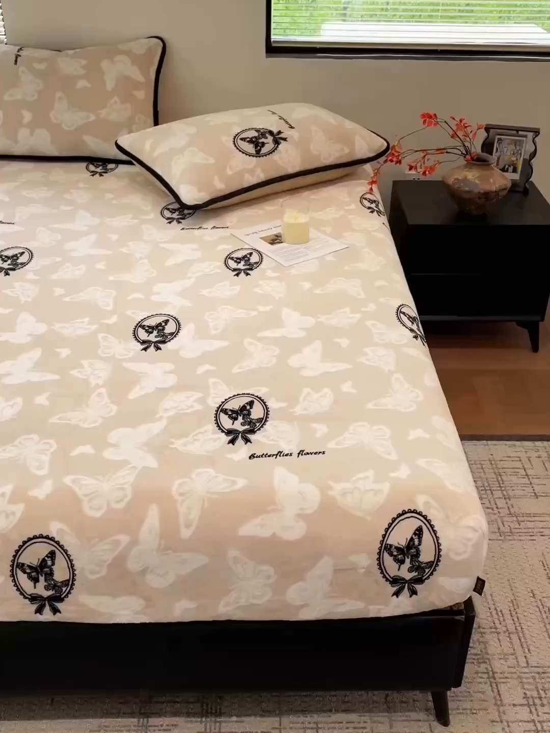 91家纺网 家纺一手货源 找家纺 库里梦家纺 2025网红直播热款美拉德加厚3D雕花牛奶绒床笠 画框蝴蝶