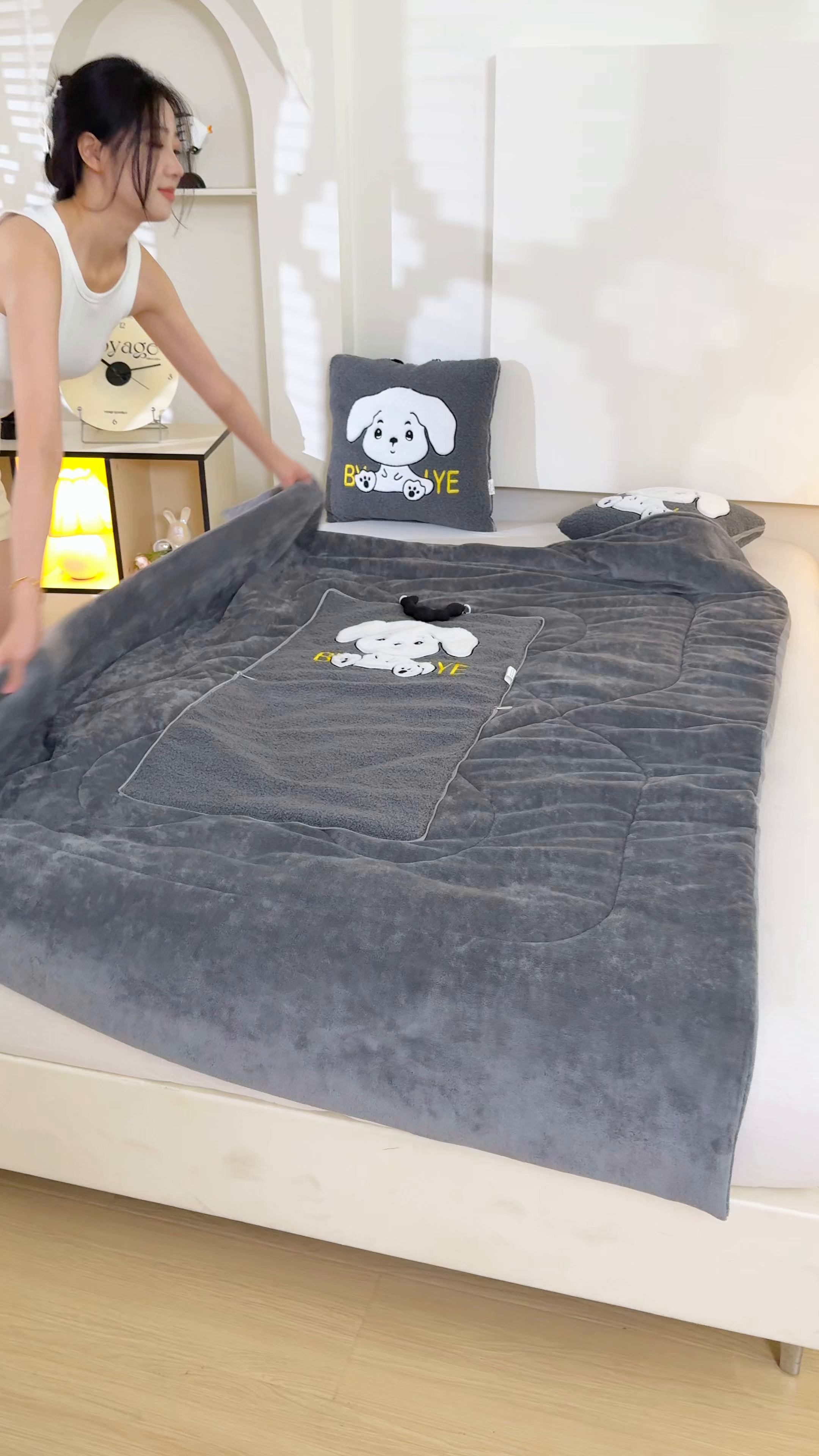 91家纺网 家纺一手货源 找家纺 （总）伊可爱 2025新款秋冬泰迪绒卡通贴布绣提手抱枕被-嘟嘟