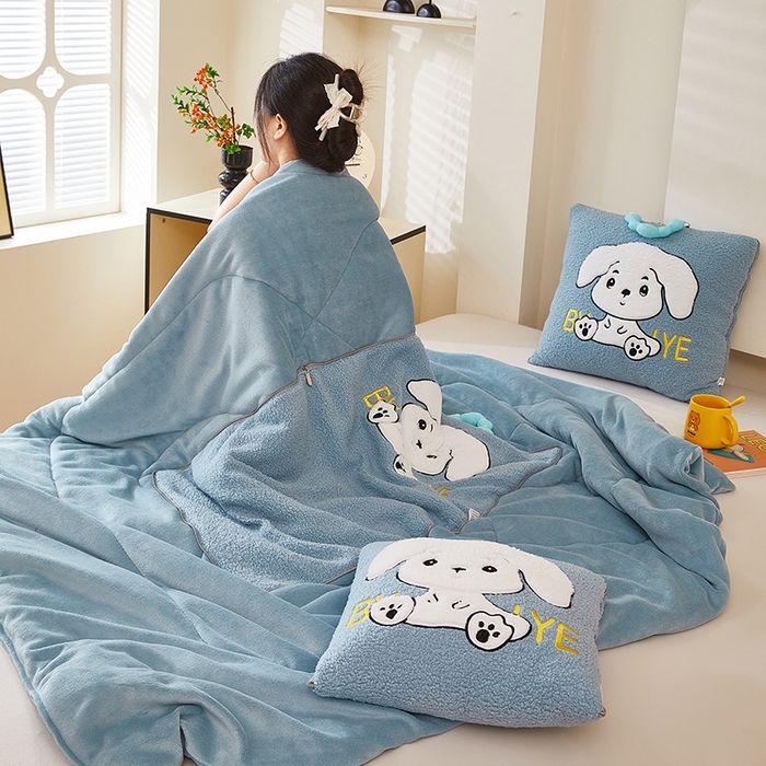 91家纺网 家纺一手货源 找家纺 （总）伊可爱 2025新款秋冬泰迪绒卡通贴布绣提手抱枕被-嘟嘟