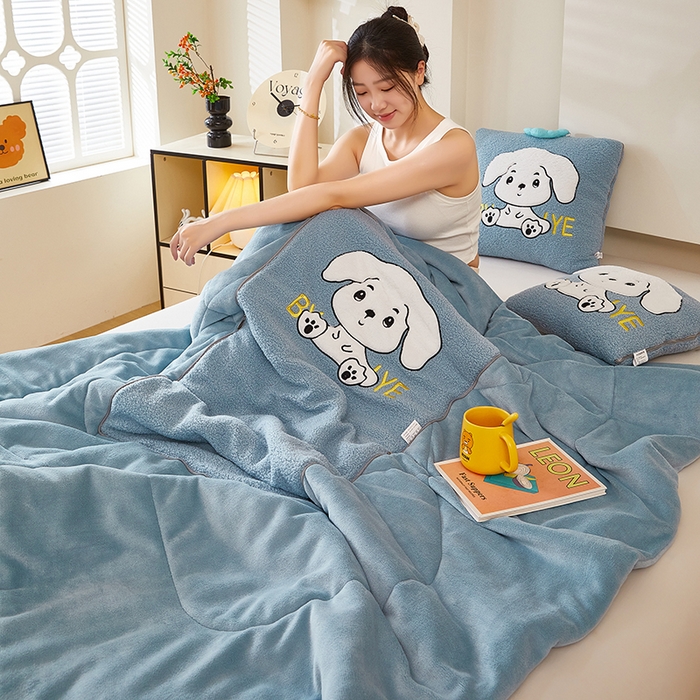 91家纺网 家纺一手货源 找家纺 （总）伊可爱 2025新款秋冬泰迪绒卡通贴布绣提手抱枕被-嘟嘟