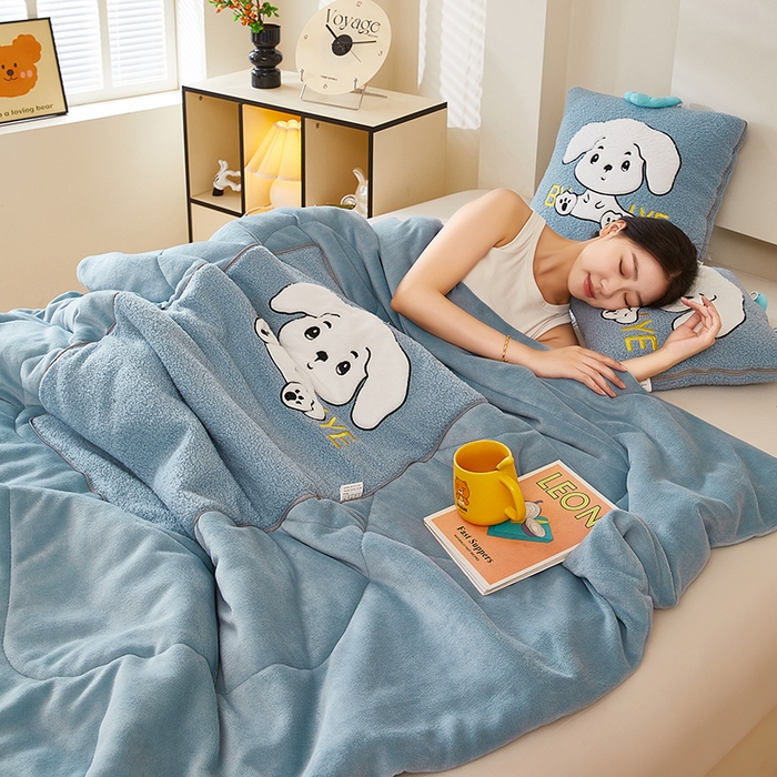 91家纺网 家纺一手货源 找家纺 （总）伊可爱 2025新款秋冬泰迪绒卡通贴布绣提手抱枕被-嘟嘟