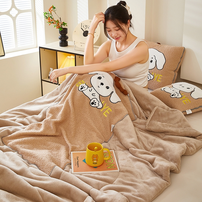 91家纺网 家纺一手货源 找家纺 伊可爱 2025新款秋冬泰迪绒卡通贴布绣提手抱枕被-嘟嘟 嘟嘟-浅卡其