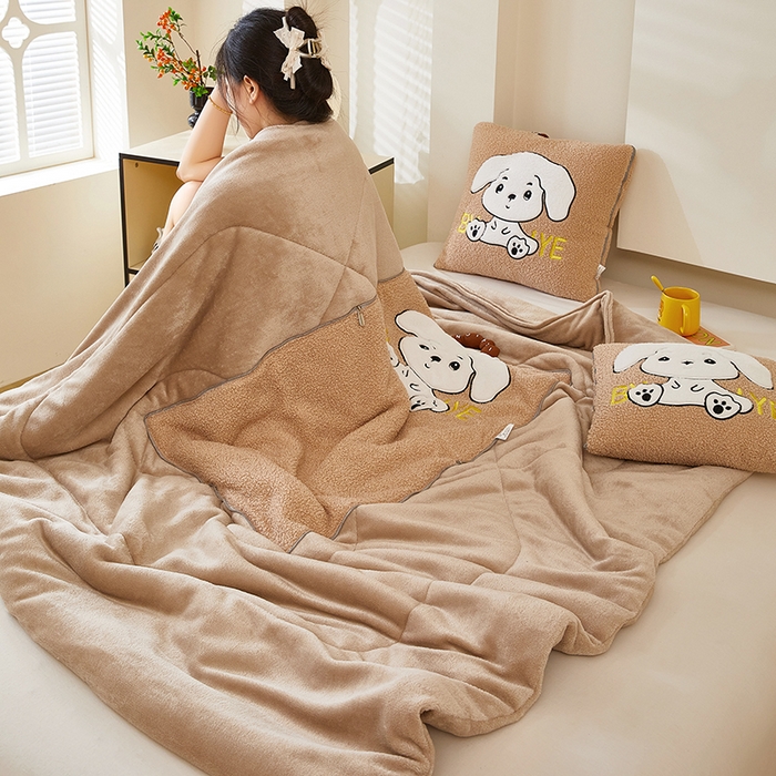 91家纺网 家纺一手货源 找家纺 伊可爱 2025新款秋冬泰迪绒卡通贴布绣提手抱枕被-嘟嘟 嘟嘟-浅卡其