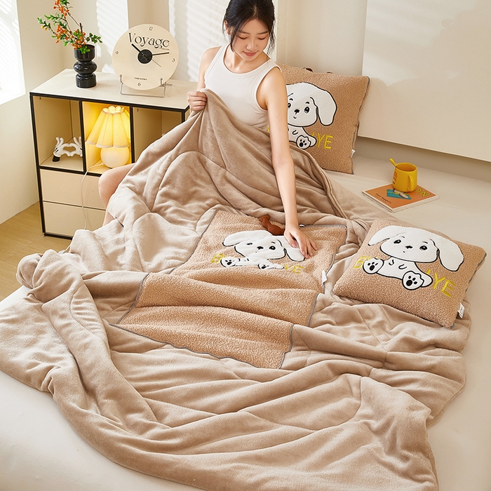 91家纺网 家纺一手货源 找家纺 伊可爱 2025新款秋冬泰迪绒卡通贴布绣提手抱枕被-嘟嘟 嘟嘟-浅卡其