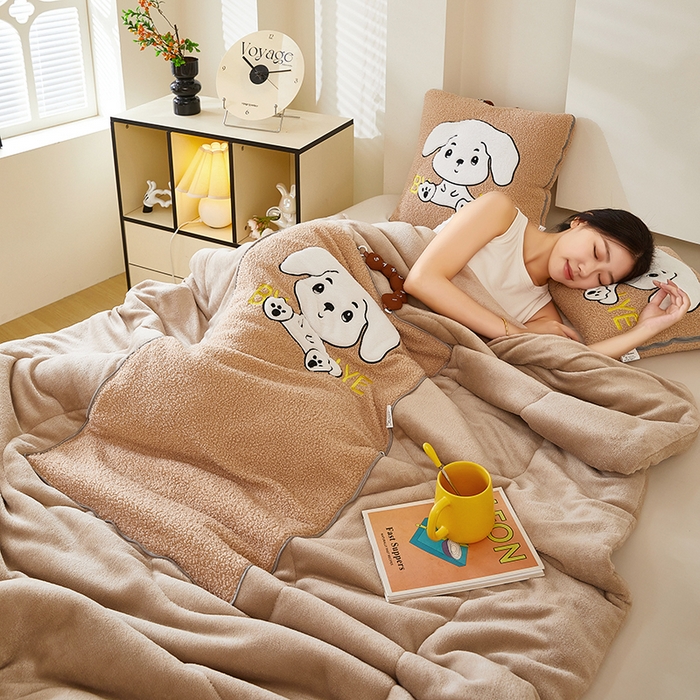 91家纺网 家纺一手货源 找家纺 伊可爱 2025新款秋冬泰迪绒卡通贴布绣提手抱枕被-嘟嘟 嘟嘟-浅卡其