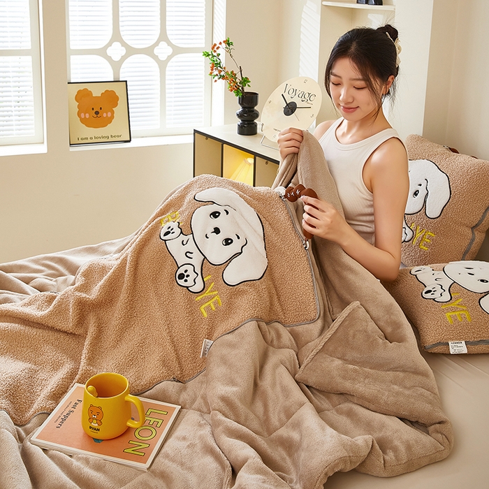 91家纺网 家纺一手货源 找家纺 伊可爱 2025新款秋冬泰迪绒卡通贴布绣提手抱枕被-嘟嘟 嘟嘟-浅卡其