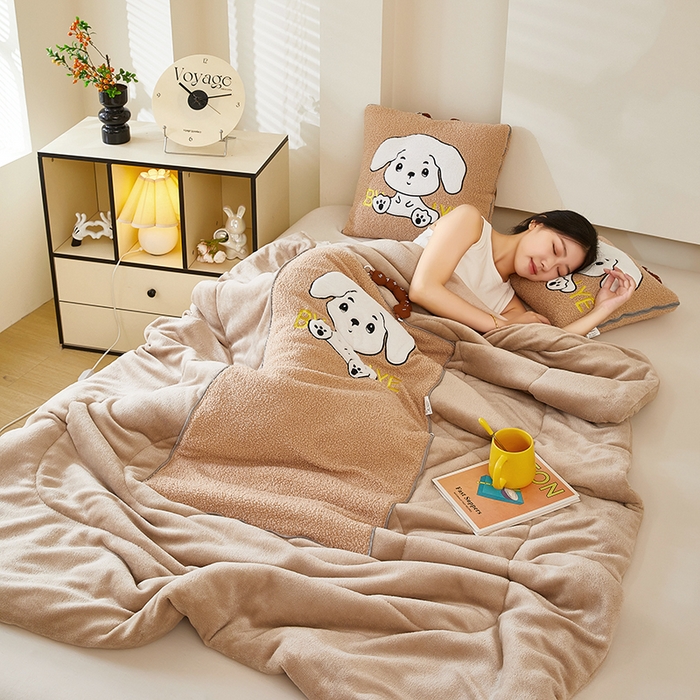 91家纺网 家纺一手货源 找家纺 伊可爱 2025新款秋冬泰迪绒卡通贴布绣提手抱枕被-嘟嘟 嘟嘟-浅卡其