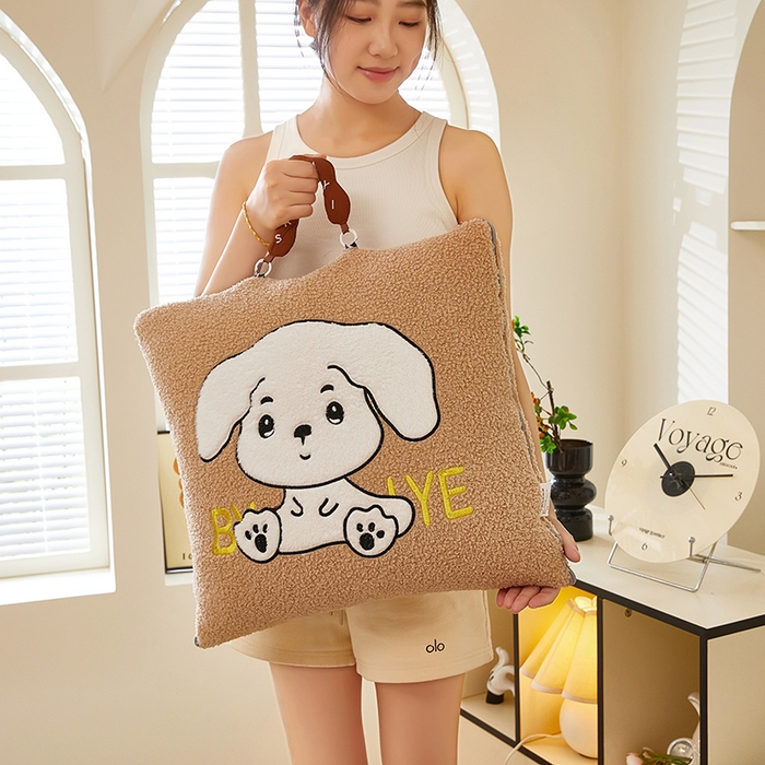 91家纺网 家纺一手货源 找家纺 伊可爱 2025新款秋冬泰迪绒卡通贴布绣提手抱枕被-嘟嘟 嘟嘟-浅卡其