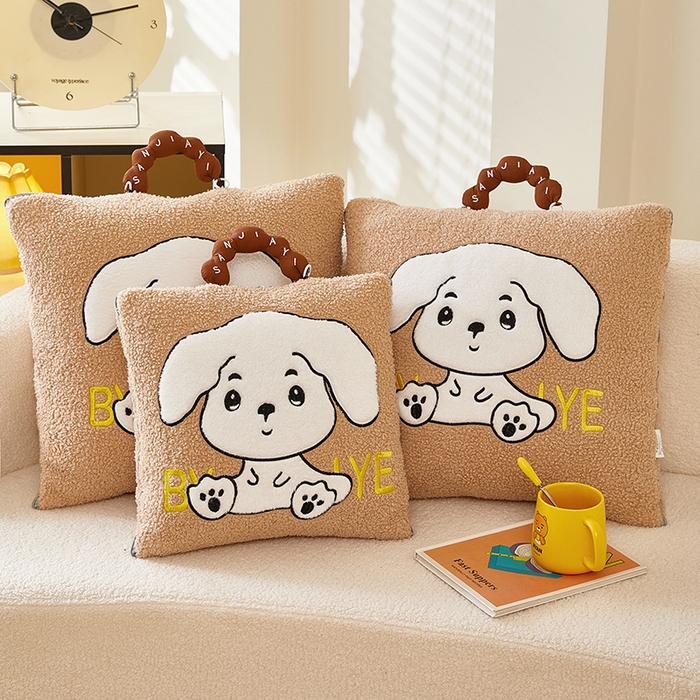 91家纺网 家纺一手货源 找家纺 伊可爱 2025新款秋冬泰迪绒卡通贴布绣提手抱枕被-嘟嘟 嘟嘟-浅卡其