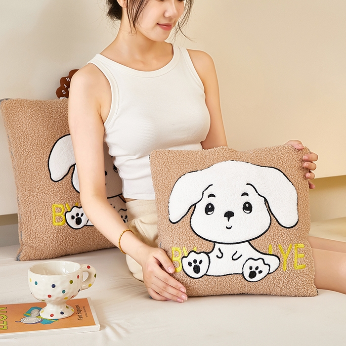 91家纺网 家纺一手货源 找家纺 伊可爱 2025新款秋冬泰迪绒卡通贴布绣提手抱枕被-嘟嘟 嘟嘟-浅卡其