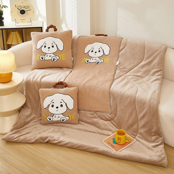91家纺网 家纺一手货源 找家纺 伊可爱 2025新款秋冬泰迪绒卡通贴布绣提手抱枕被-嘟嘟 嘟嘟-浅卡其