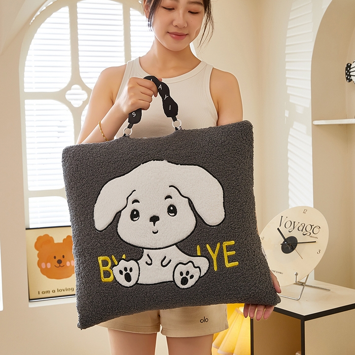 91家纺网 家纺一手货源 找家纺 伊可爱 2025新款秋冬泰迪绒卡通贴布绣提手抱枕被-嘟嘟 嘟嘟-深雀蓝