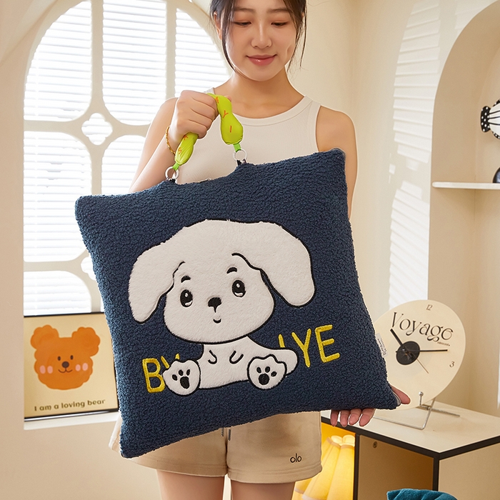 91家纺网 家纺一手货源 找家纺 伊可爱 2025新款秋冬泰迪绒卡通贴布绣提手抱枕被-嘟嘟 嘟嘟-深雀蓝