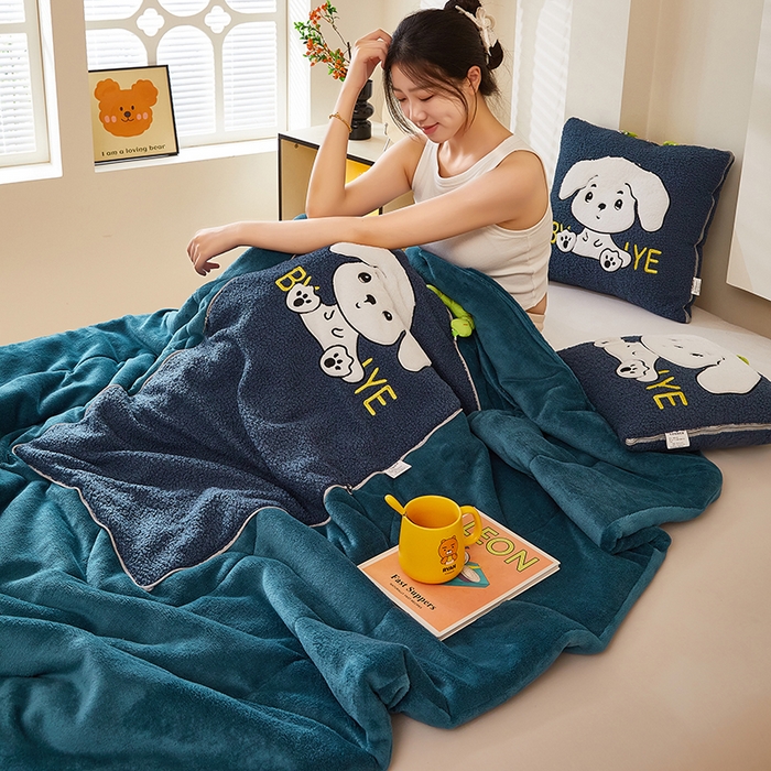 91家纺网 家纺一手货源 找家纺 伊可爱 2025新款秋冬泰迪绒卡通贴布绣提手抱枕被-嘟嘟 嘟嘟-深雀蓝