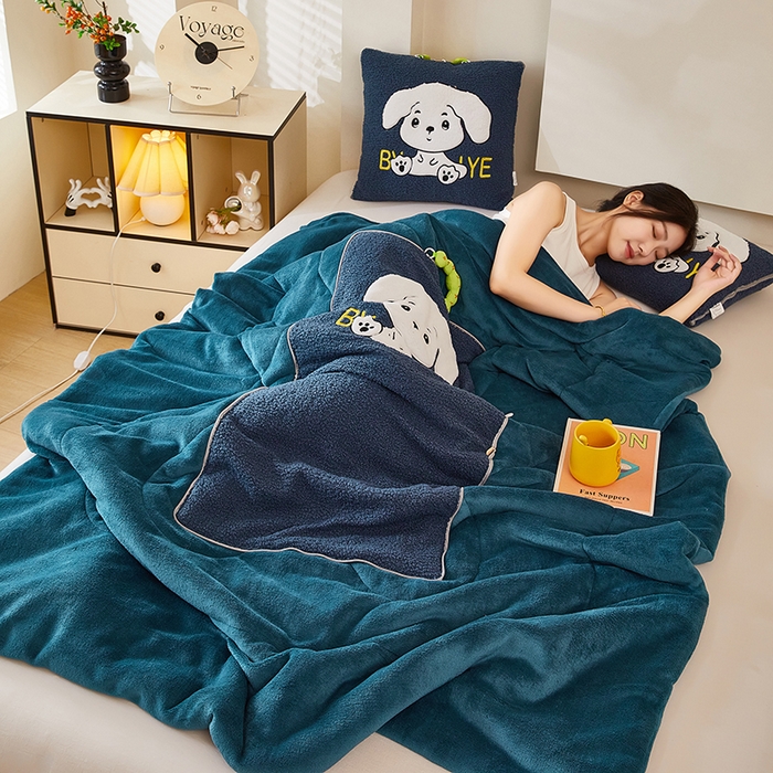 91家纺网 家纺一手货源 找家纺 伊可爱 2025新款秋冬泰迪绒卡通贴布绣提手抱枕被-嘟嘟 嘟嘟-深雀蓝