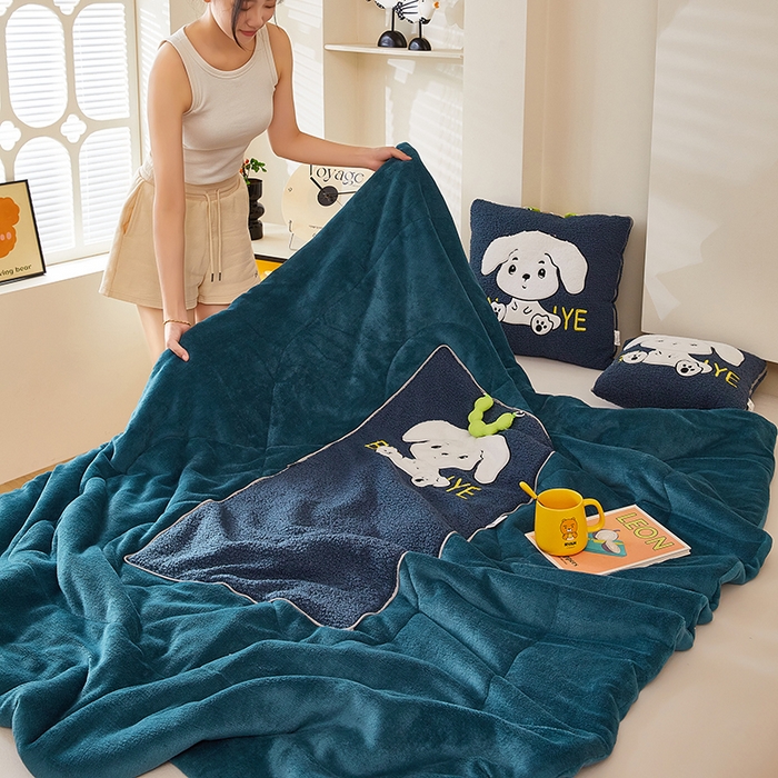 91家纺网 家纺一手货源 找家纺 伊可爱 2025新款秋冬泰迪绒卡通贴布绣提手抱枕被-嘟嘟 嘟嘟-深雀蓝