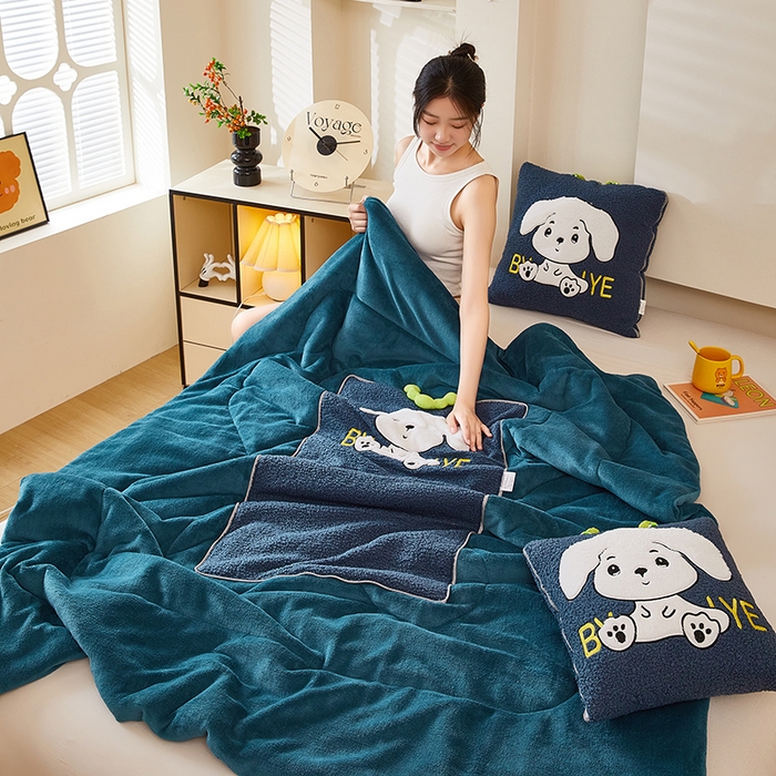 91家纺网 家纺一手货源 找家纺 伊可爱 2025新款秋冬泰迪绒卡通贴布绣提手抱枕被-嘟嘟 嘟嘟-深雀蓝