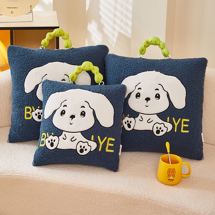91家纺网 家纺一手货源 找家纺 伊可爱 2025新款秋冬泰迪绒卡通贴布绣提手抱枕被-嘟嘟 嘟嘟-深雀蓝