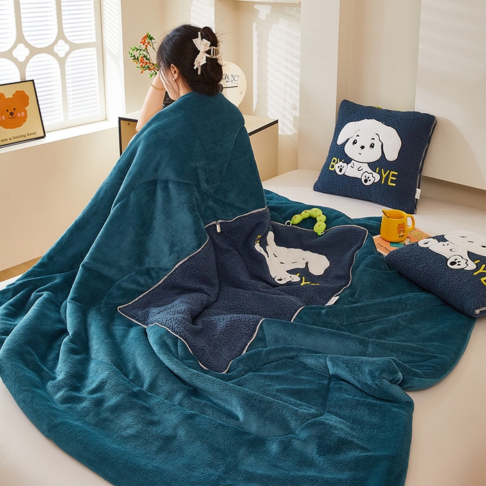 91家纺网 家纺一手货源 找家纺 伊可爱 2025新款秋冬泰迪绒卡通贴布绣提手抱枕被-嘟嘟 嘟嘟-深雀蓝