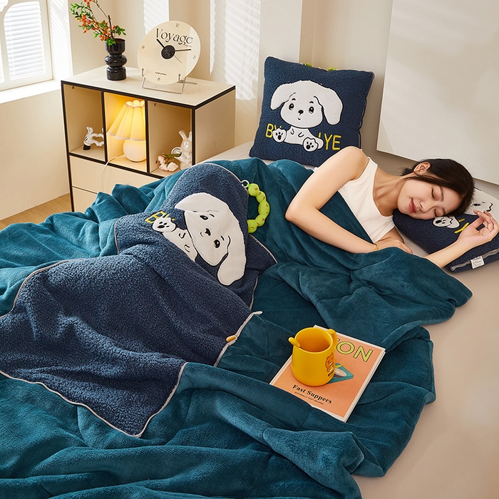 91家纺网 家纺一手货源 找家纺 伊可爱 2025新款秋冬泰迪绒卡通贴布绣提手抱枕被-嘟嘟 嘟嘟-深雀蓝