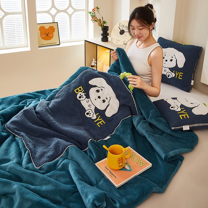 91家纺网 家纺一手货源 找家纺 伊可爱 2025新款秋冬泰迪绒卡通贴布绣提手抱枕被-嘟嘟 嘟嘟-深雀蓝