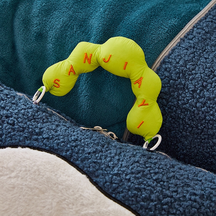 91家纺网 家纺一手货源 找家纺 伊可爱 2025新款秋冬泰迪绒卡通贴布绣提手抱枕被-嘟嘟 嘟嘟-深雀蓝