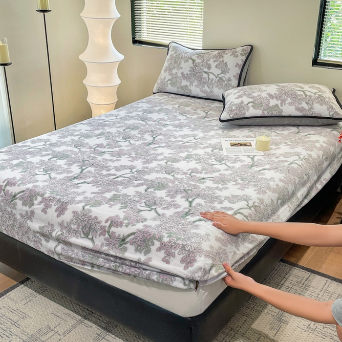 91家纺网 家纺一手货源 找家纺 库里梦家纺 2025网红直播热款美拉德加厚3D雕花牛奶绒床笠 小亭幽梦