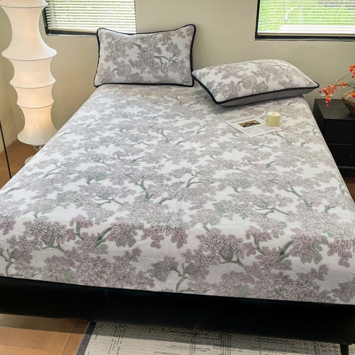 91家纺网 家纺一手货源 找家纺 库里梦家纺 2025网红直播热款美拉德加厚3D雕花牛奶绒床笠 小亭幽梦