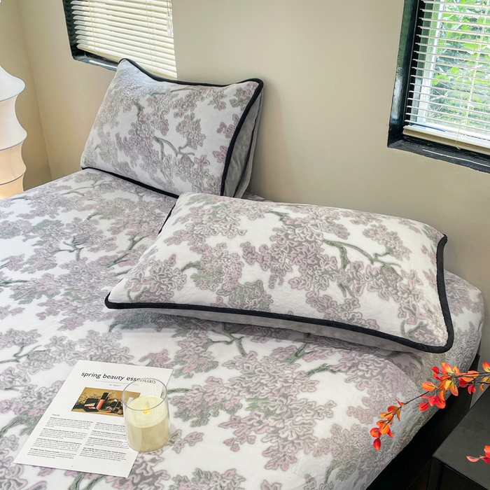 91家纺网 家纺一手货源 找家纺 库里梦家纺 2025网红直播热款美拉德加厚3D雕花牛奶绒床笠 小亭幽梦