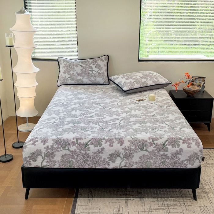 91家纺网 家纺一手货源 找家纺 库里梦家纺 2025网红直播热款美拉德加厚3D雕花牛奶绒床笠 小亭幽梦