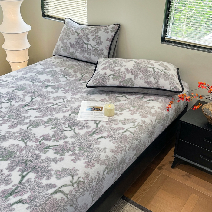 91家纺网 家纺一手货源 找家纺 库里梦家纺 2025网红直播热款美拉德加厚3D雕花牛奶绒床笠 小亭幽梦