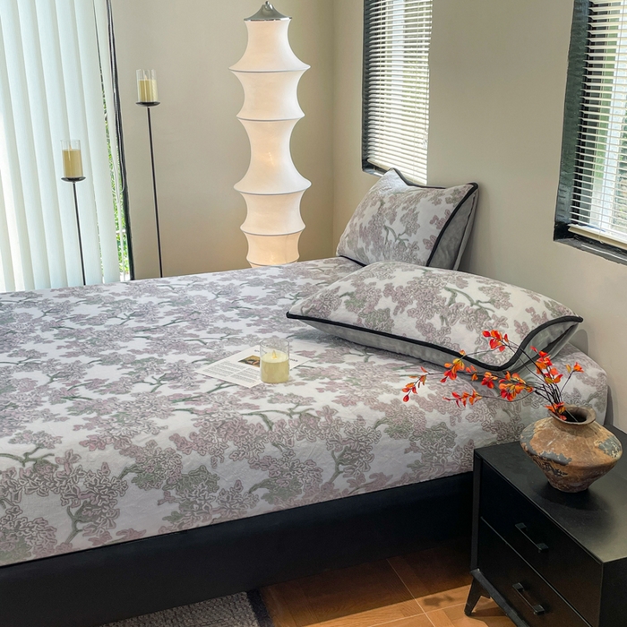 91家纺网 家纺一手货源 找家纺 库里梦家纺 2025网红直播热款美拉德加厚3D雕花牛奶绒床笠 小亭幽梦