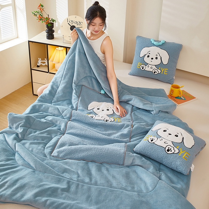 91家纺网 家纺一手货源 找家纺 伊可爱 2025新款秋冬泰迪绒卡通贴布绣提手抱枕被-嘟嘟 嘟嘟-天空蓝