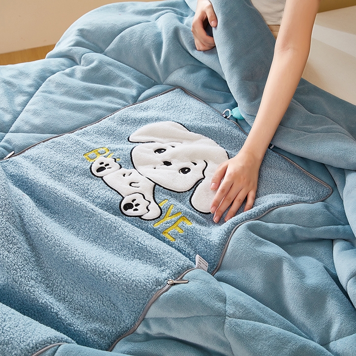 91家纺网 家纺一手货源 找家纺 伊可爱 2025新款秋冬泰迪绒卡通贴布绣提手抱枕被-嘟嘟 嘟嘟-天空蓝
