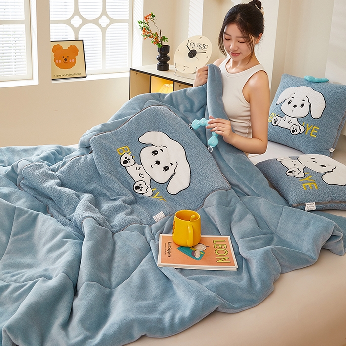 91家纺网 家纺一手货源 找家纺 伊可爱 2025新款秋冬泰迪绒卡通贴布绣提手抱枕被-嘟嘟 嘟嘟-天空蓝